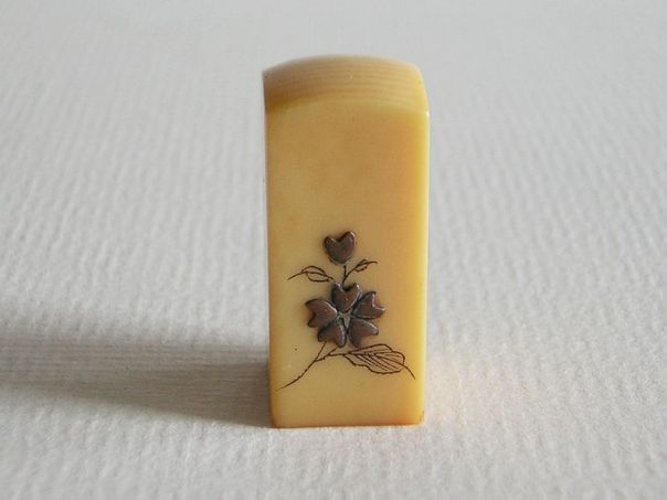 Celluloid inlaid with a flower - (3526)